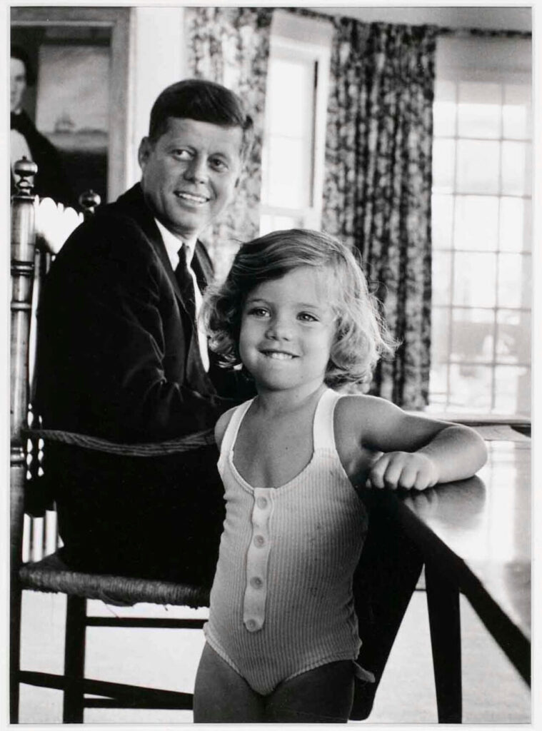 Сенатор Джон Кеннеди с дочерью Кэролайн, Хайаннис-Порт, август 1960 года