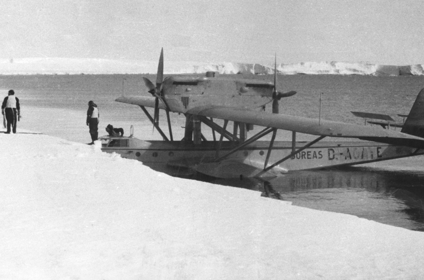 Гидросамолёт экспедиции над антарктическими льдами