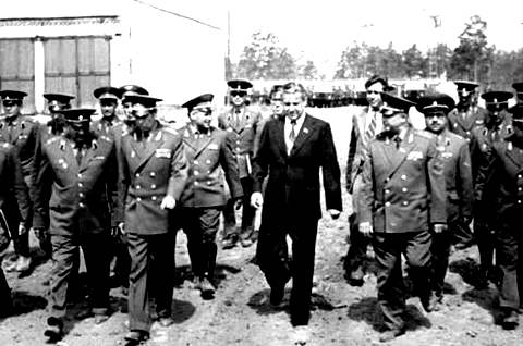 Борис Ельцин в окружении офицеров в Свердловске в период событий 1979 года