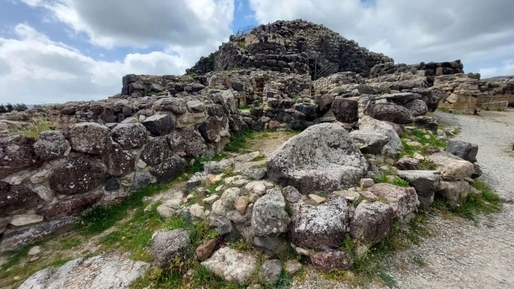 археологический памятник Су-Нуракси (Su Nuraxi) в Барумини, Сардиния, Италия