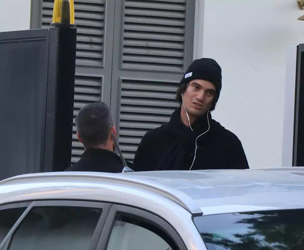 Адам Нейман (Adam Neumann) в повседневной одежде у автомобиля