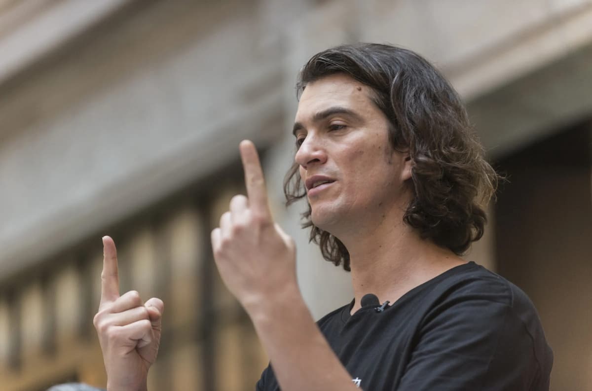 Адам Нейман (Adam Neumann) за работой в телефонной будке коворкинга WeWork