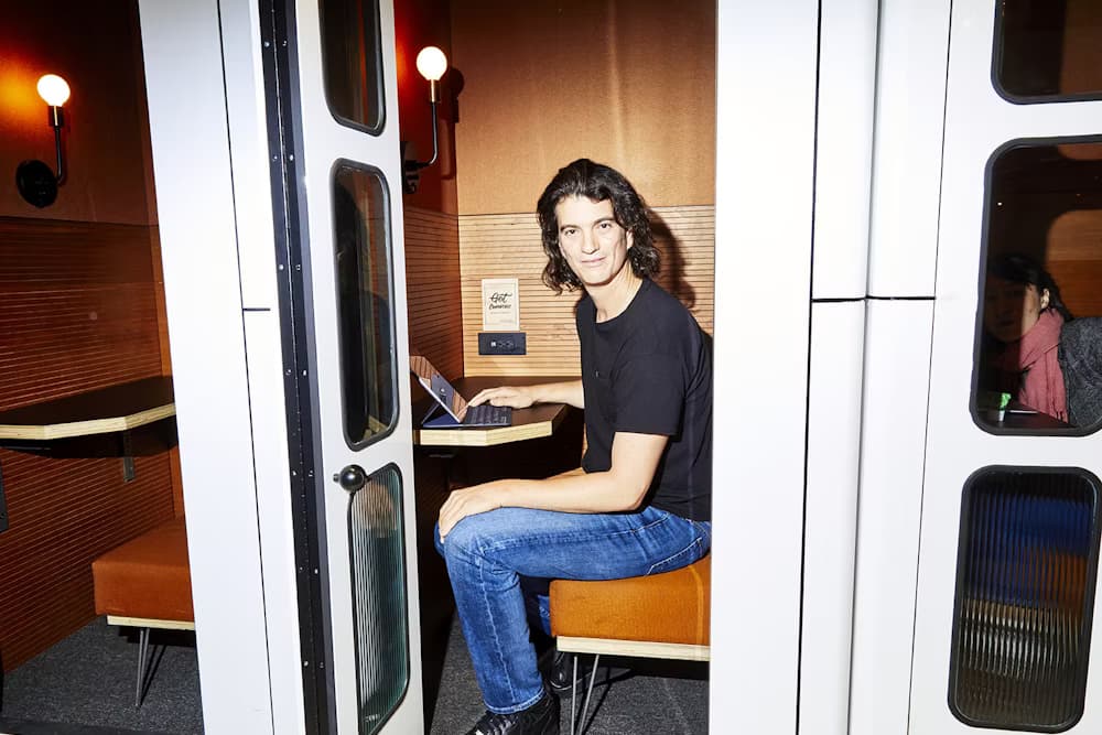 Выступление Адама Неймана (Adam Neumann) с микрофоном на мероприятии