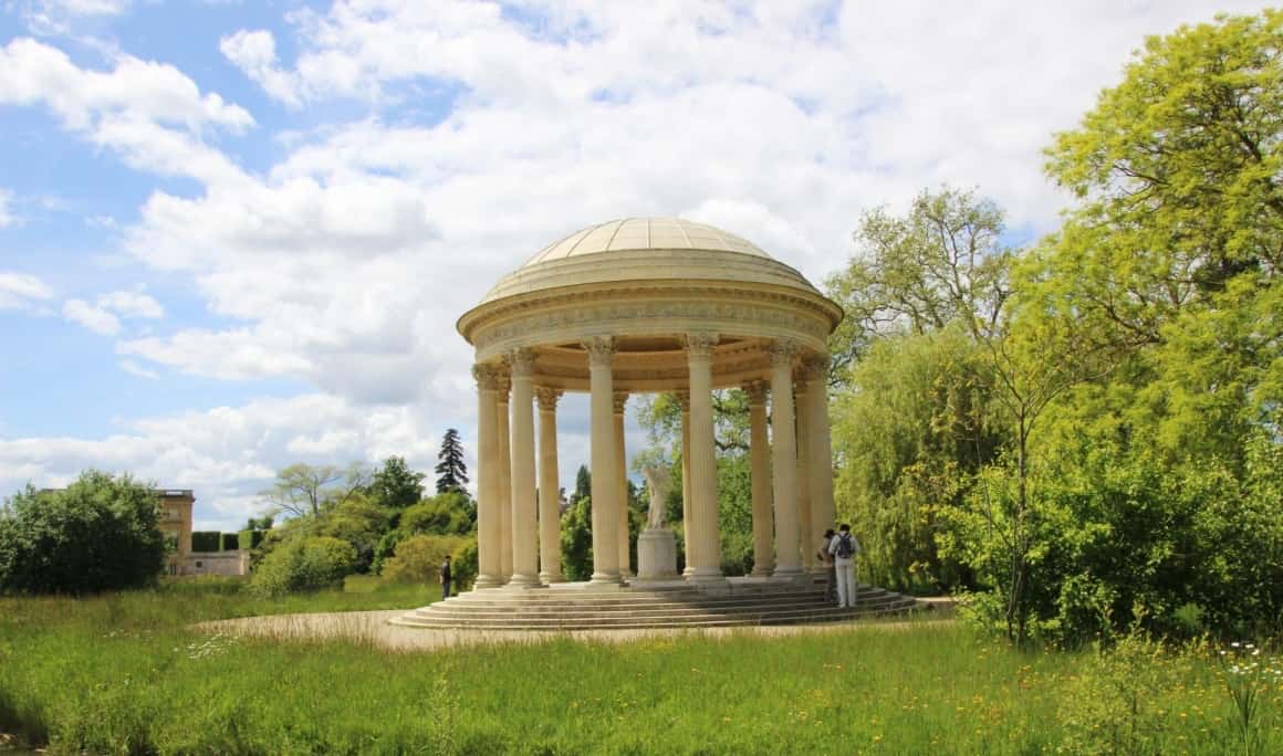 Храм любви и грот в парке Малого Трианона в Версале