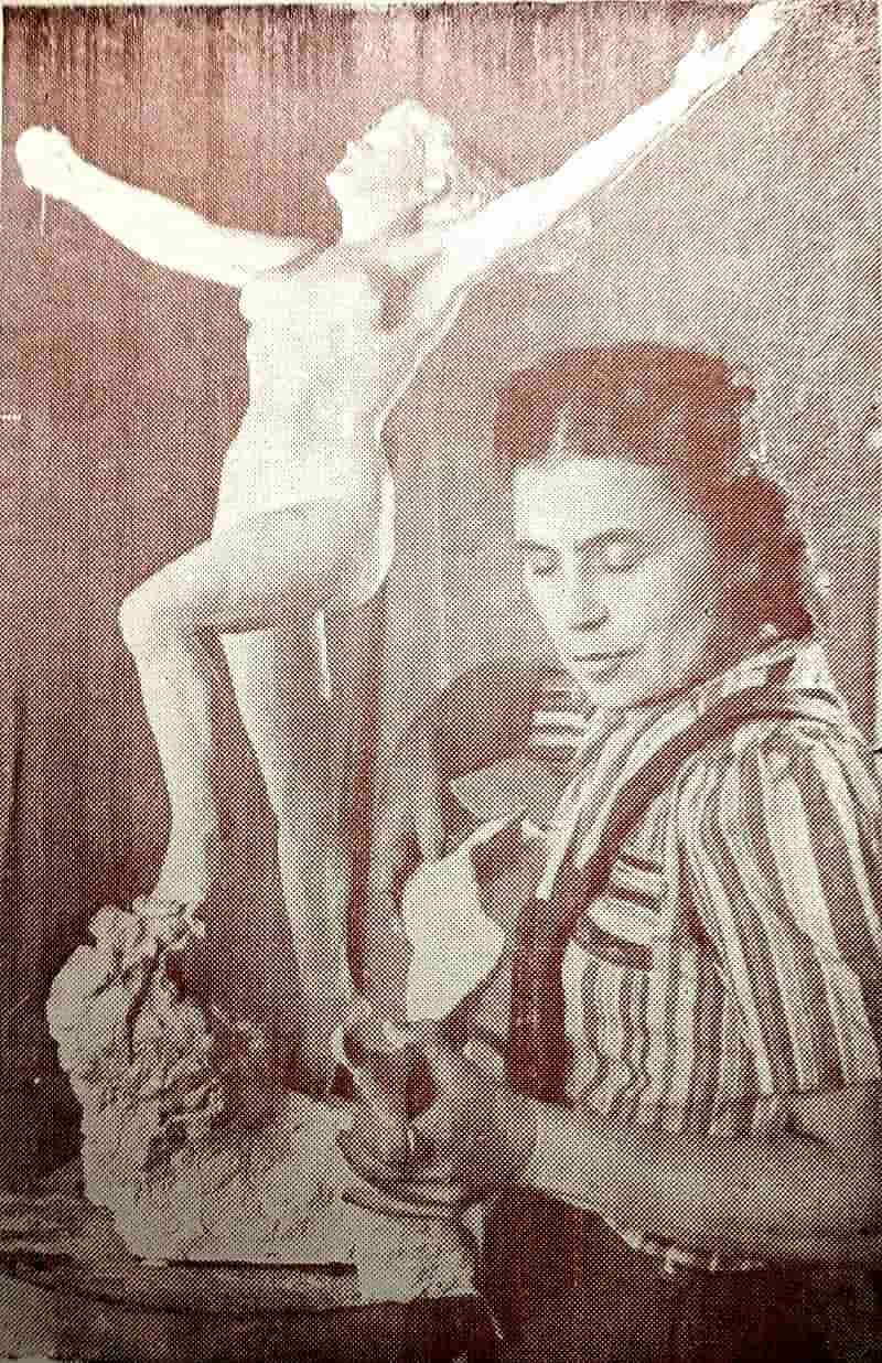 Молодая скульптор Лина По за работой над композицией 'С песней ликования'