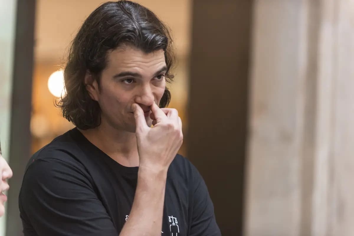 Снимок Адама Неймана (Adam Neumann) крупным планом с рукой у лица