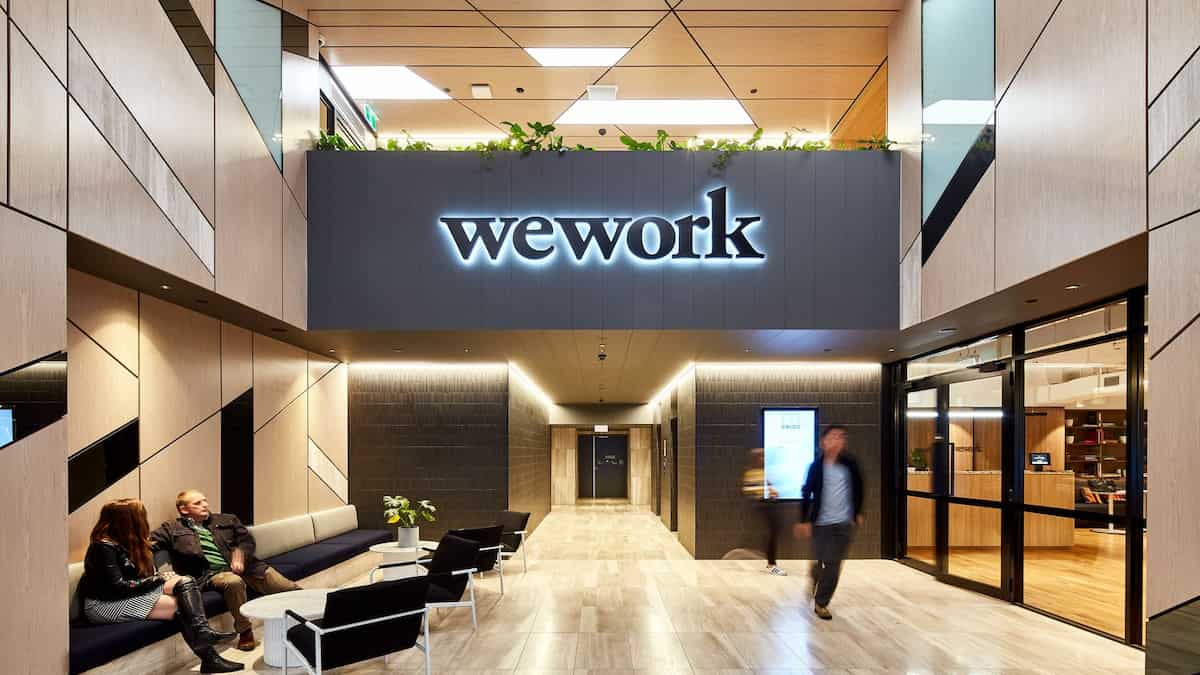 Интерьер стильного коворкинга WeWork в современном здании