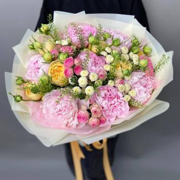 Bigpicture ru buket s 7 pionami i kustovymi rozami 10799 md