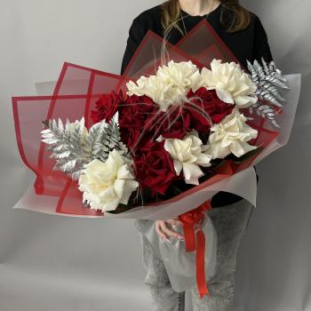 Bigpicture ru buket s belymi i krasnymi rozami i paporotnikami 12641 md