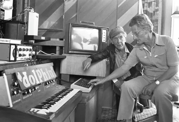 Джон Лилли и оборудование для общения с дельфинами в лаборатории