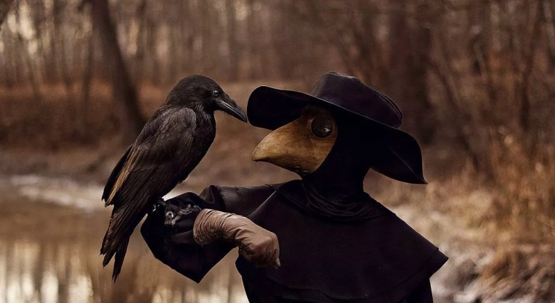 Чумной доктор в маске с клювом на фоне опустевшего средневекового города