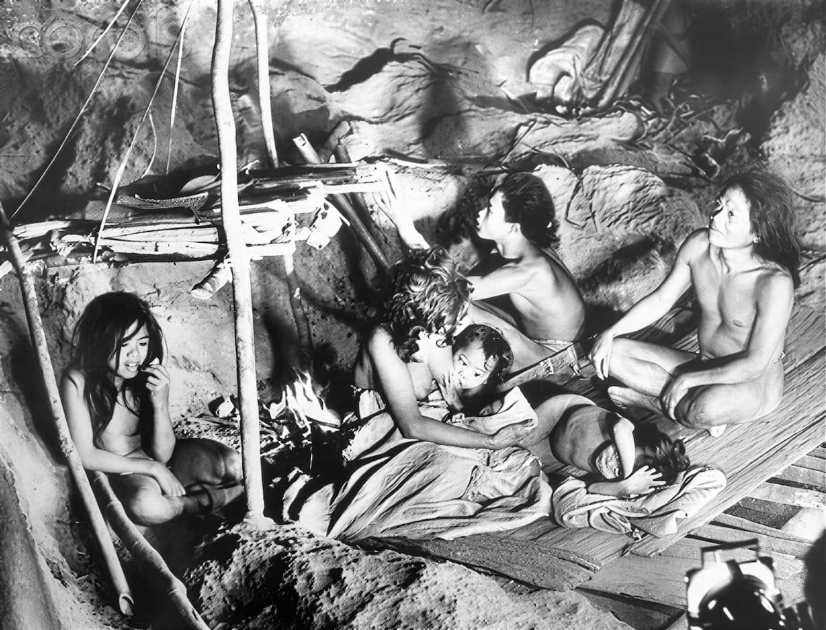 Члены племени тасадай в пещере Минданао Филиппины