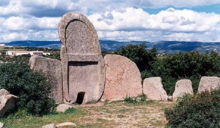 гробница гигантов S'Ena 'e Thomes, Сардиния
