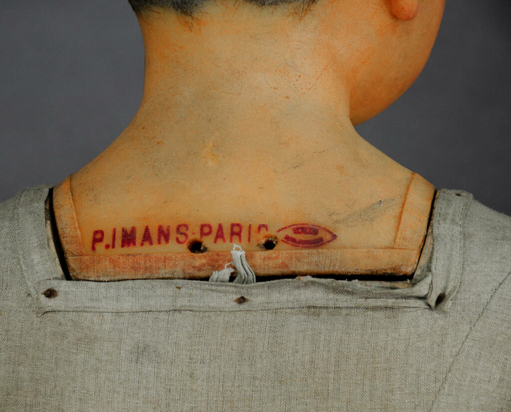 Фирменный знак на манекенах Pierre Imans