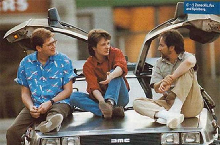 Роберт Земекис, Майкл Джей Фокс и Стивен Спилберг на съёмочной площадке &laquo;Назад в будущее&raquo;, 1985 год