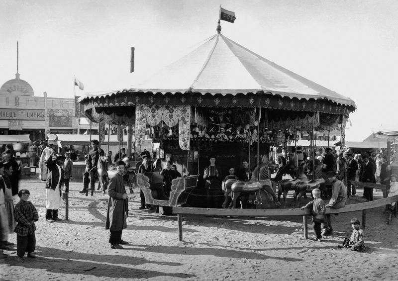 Иллюстрация ярмарочной карусели в Российской империи конца 19 века