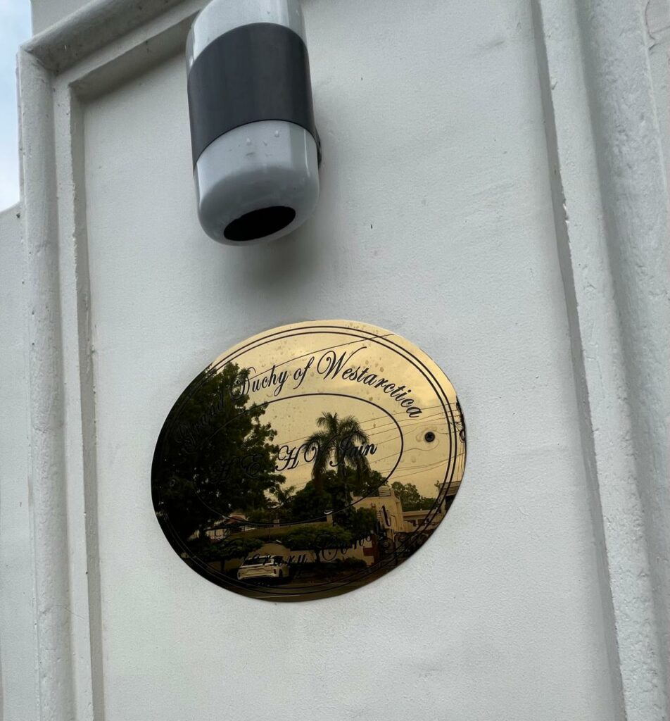 Вывеска посольства Вестарктики на особняке в Газиабаде