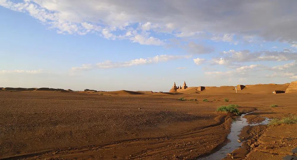 Буддийские ступы торчат из песков руины Хара-Хото пустыня Гоби