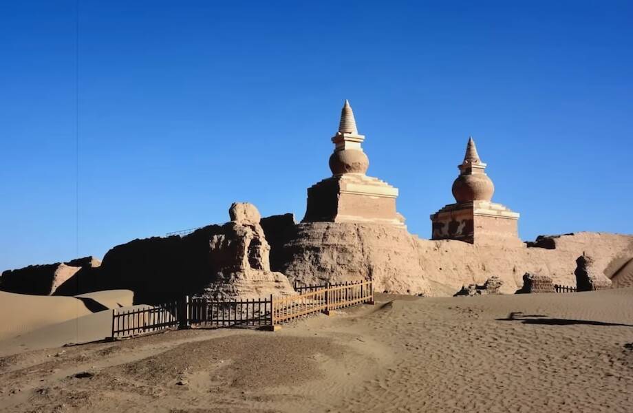 Буддийские ступы на фоне песчаных дюн символ гибели Хара-Хото