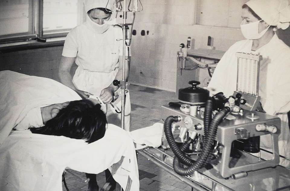 Медики стоят возле больной на каталке