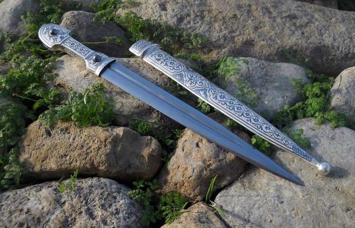 Кавказский кинжал-кама. Традиционное оружие горца, без которого не мыслился ни поединок, ни обряд примирения