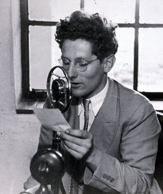 Джон Лилли выступает с лекцией на радио