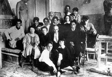 Изображение студентов в мастерской скульптора Леоноры Блох