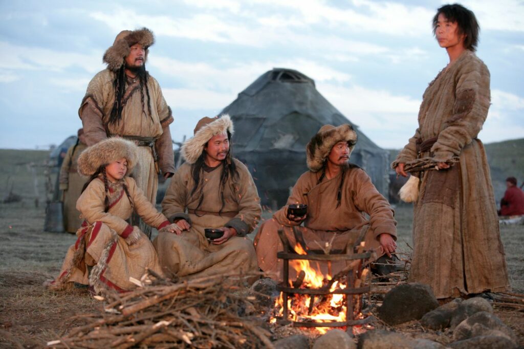 Монгольская семья у костра &mdash; кадр из фильма &laquo;Монгол&raquo; Сергея Бодрова-старшего (2007)