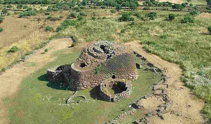 Нураге Лоза (Nuraghe Losa), расположенный на плато Аббасанта в Сардинии