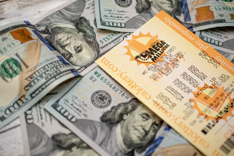 лотерейный билет на фоне банкнот