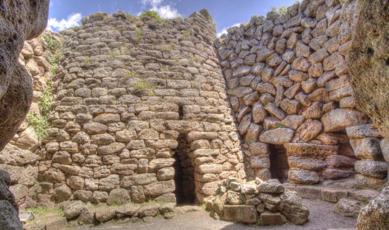 Нураге Аррубиу (Nuraghe Arrubiu), древний мегалитический комплекс, расположенный на острове Сардиния