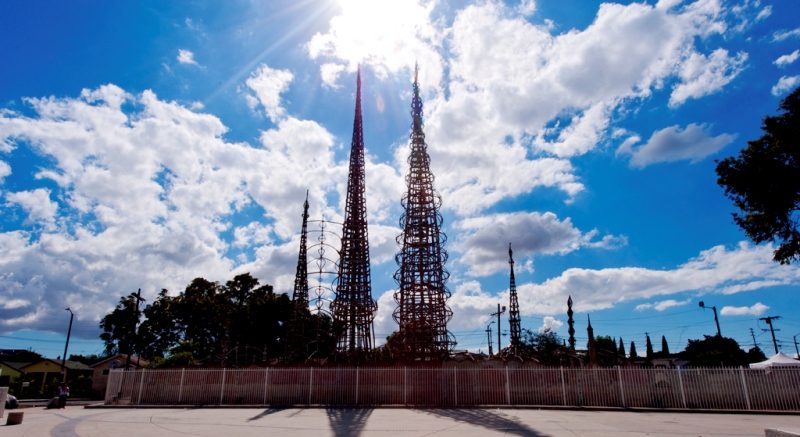 Фото башен Уоттса, рекламный плакат с их изображением