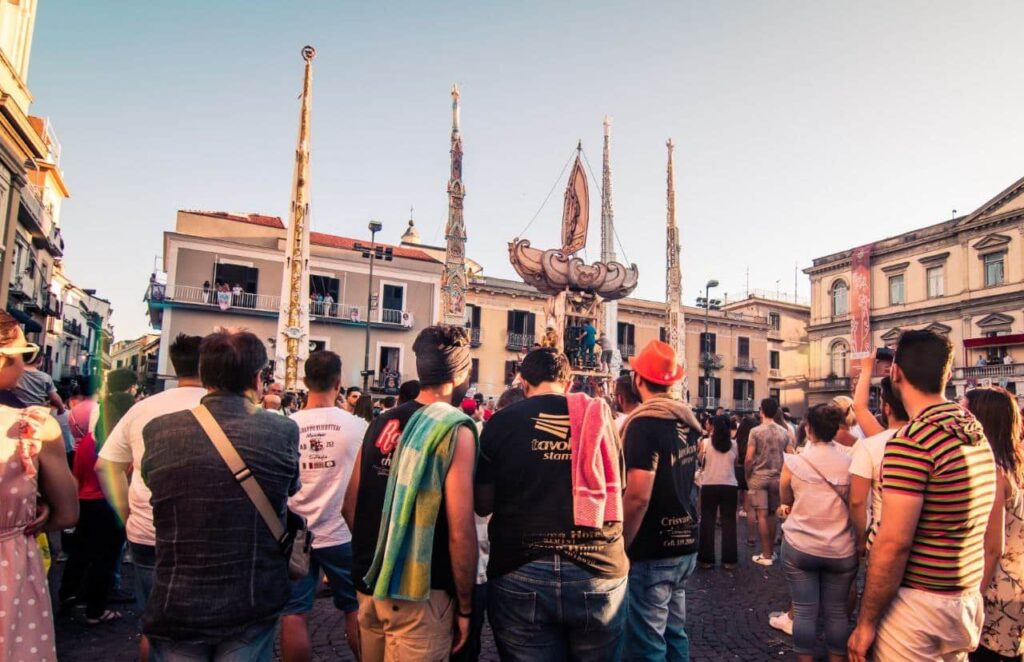 Фотография с фестиваля в Ноле: мужчины несут высокие башни на плечах