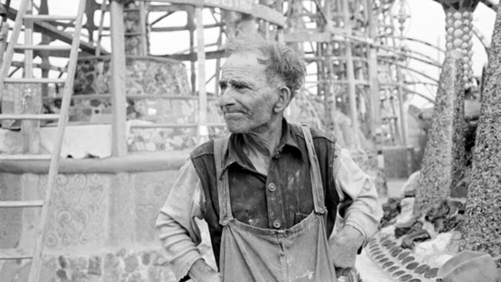 Кадр Саймона Родиа за работой над мозаикой одной из башен