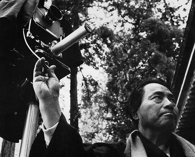 Домон Кэн (Domon Ken) с фотокамерой - рабочий момент