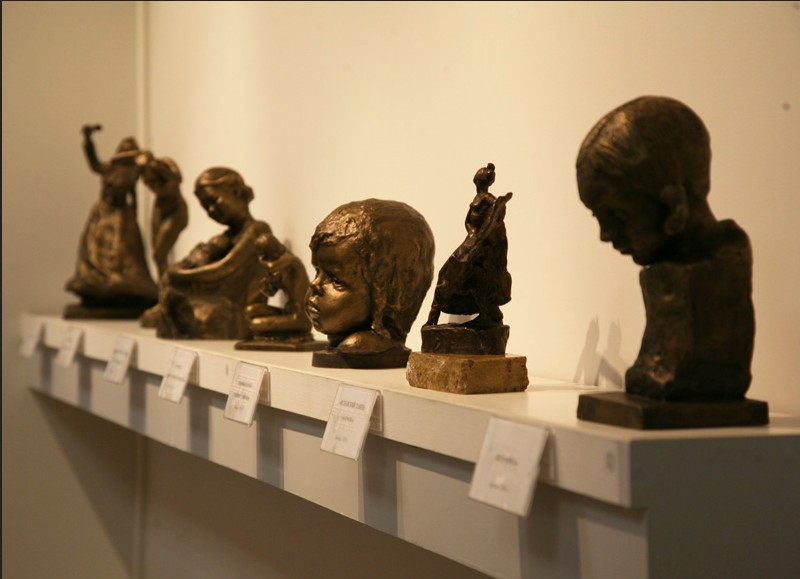 Скриншот с миниатюрными скульптурными этюдами Лины По