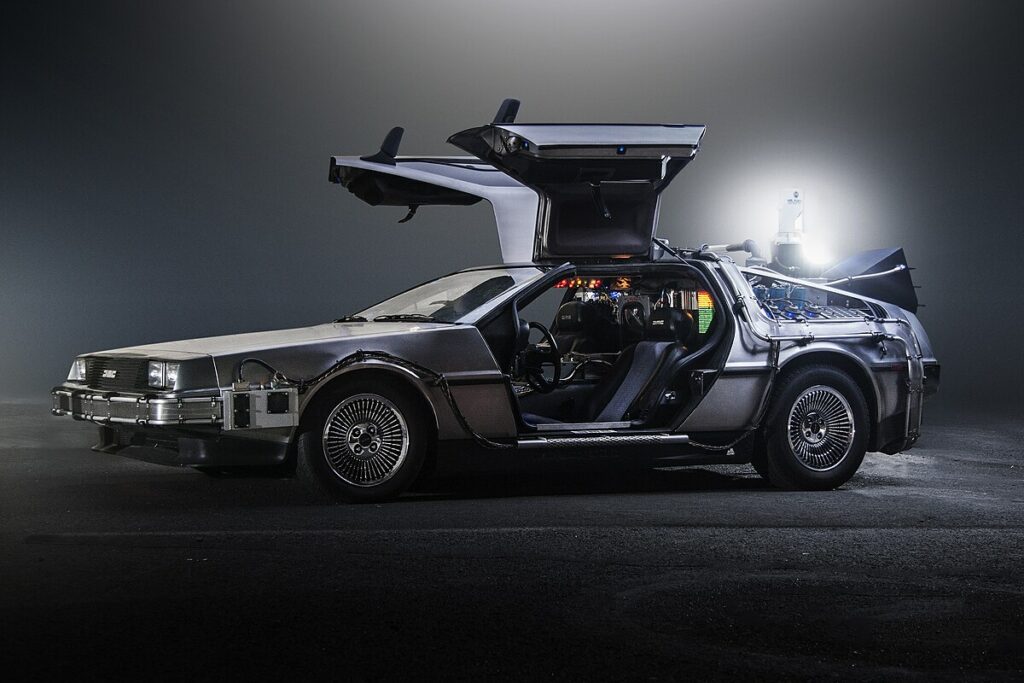 DeLorean DMC-12, переоборудованный в машину времени для съёмок фильма &laquo;Назад в будущее&raquo;