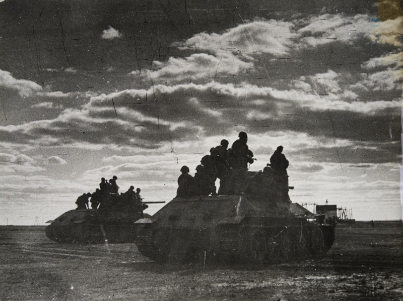Танки с десантом в Сталинграде: фронтовой кадр Евзерихина, 1942 год