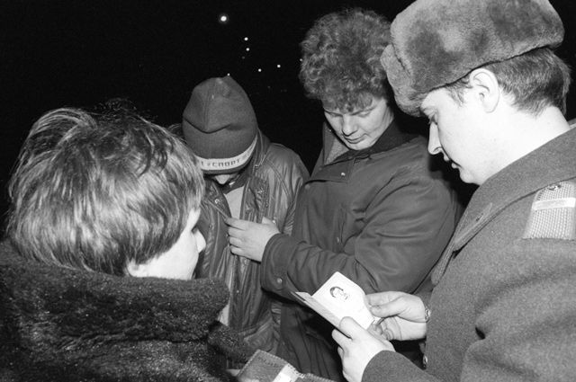 Милиционер и дружинник проверяют документы у гражданина на улице