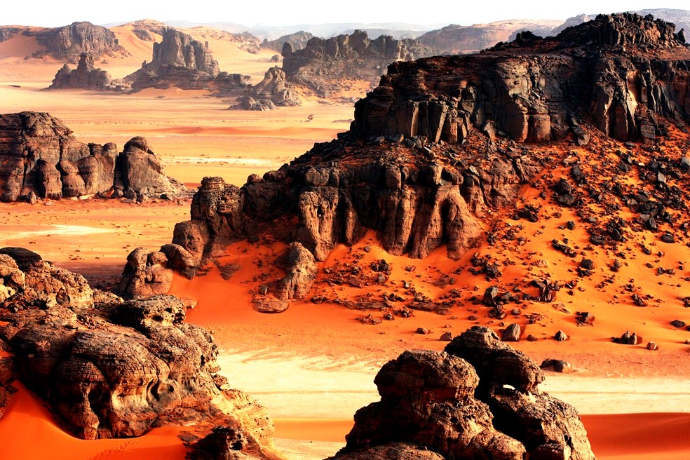 Скалы плато Тассилин-Аджер в Центральной Сахаре, Алжир