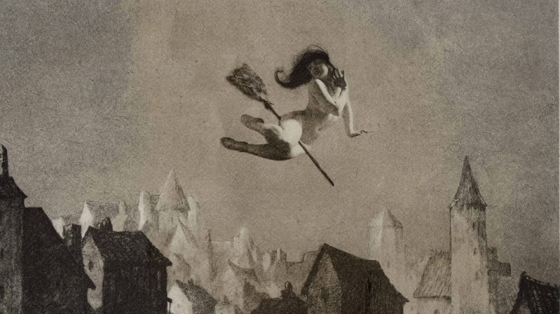 Обнаженная ведьма летит на метле над средневековым городом в ночном небе &mdash; жуткая гравюра Уильяма Мортенсена