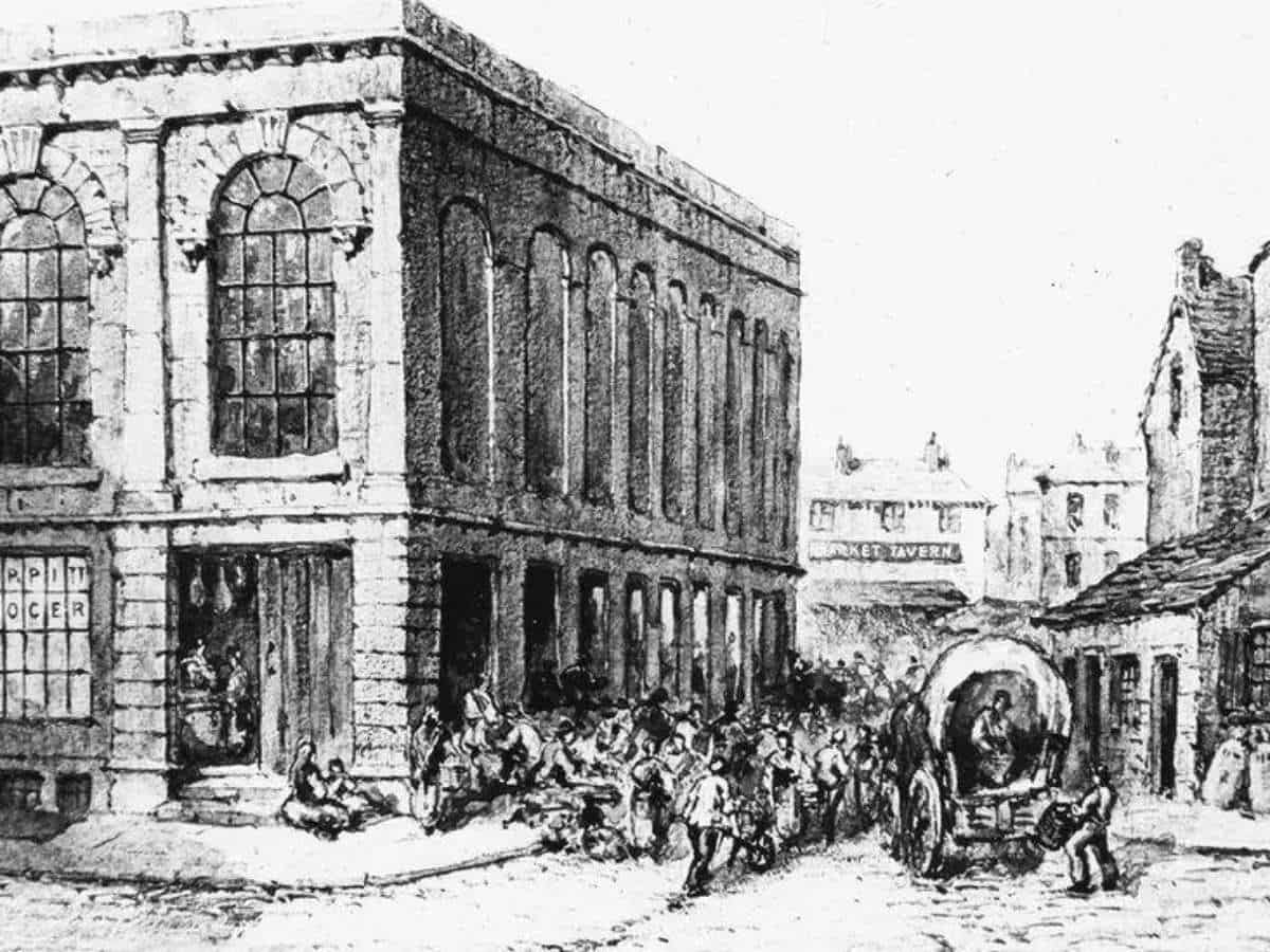 Гравюра с видом рынка Киркгейт в Брэдфорде: толпа людей, повозка и здание лавки в центре