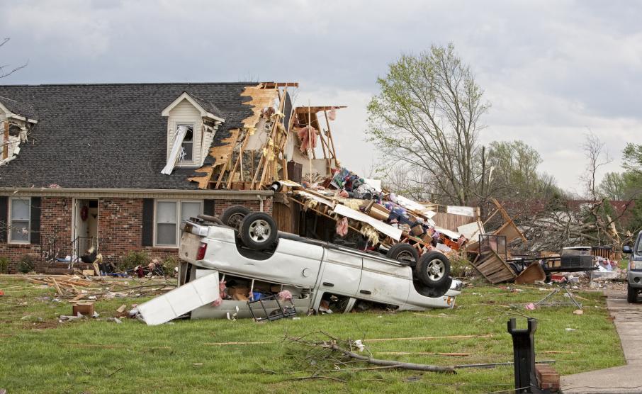Разрушенные дома и перевёрнутые автомобили после торнадо