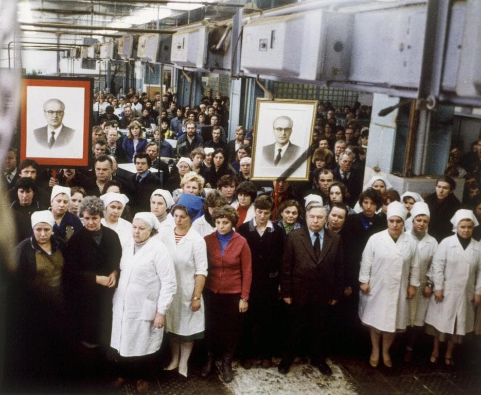 Коллектив предприятия стоит под портретами Андропова с траурными лентами