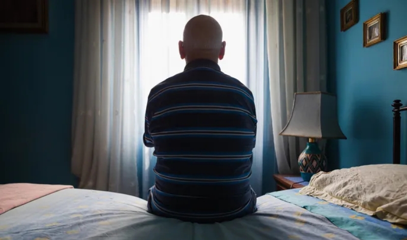 Пожилой мужчина в сельской местности Румынии