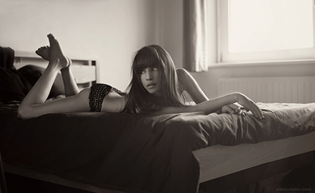 Девушка в расслабленной позе фото