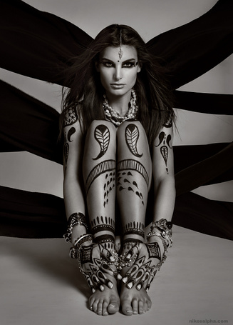 Модель с росписью хной портрет