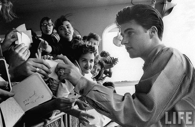 Рики Нельсон автографы фанаткам 1958 фотограф Ральф Крейн