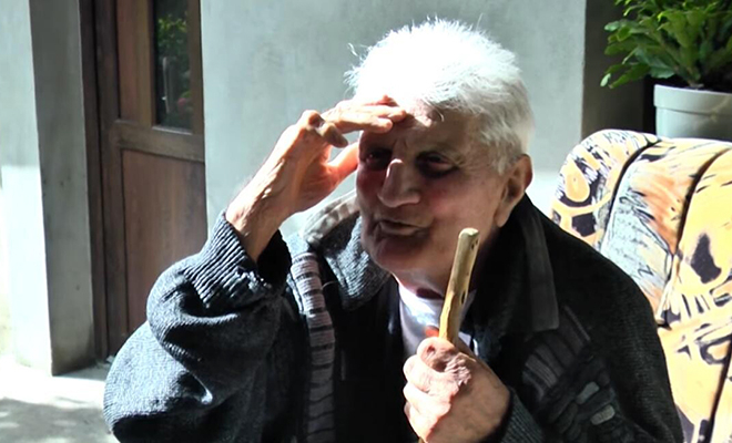 Василе Горгош дает интервью журналистам в Румынии