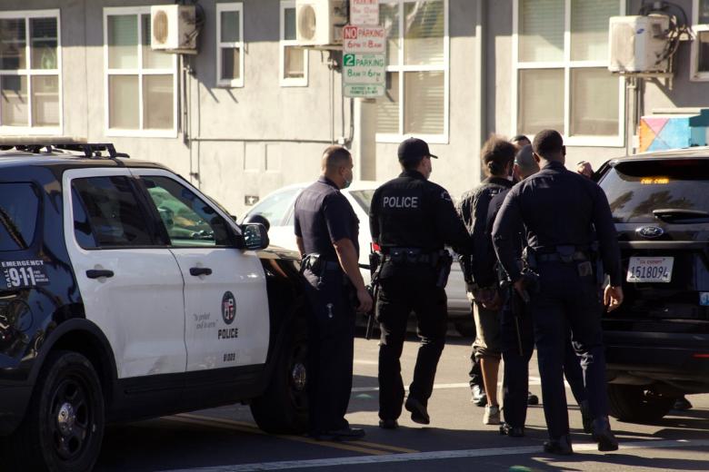 Полицейские автомобили у здания полицейского управления Остина во время расследования дела об убийстве в йогурт-кафе